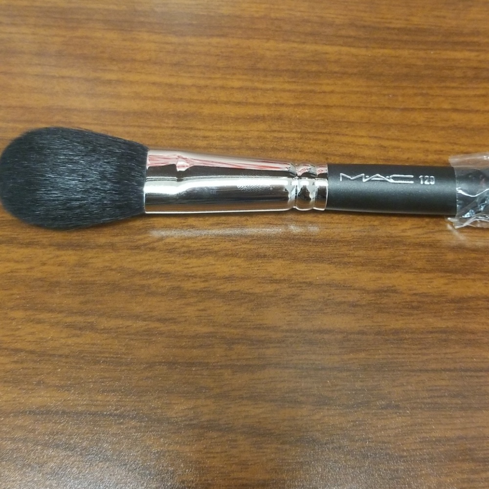Mac 129 blush brush
